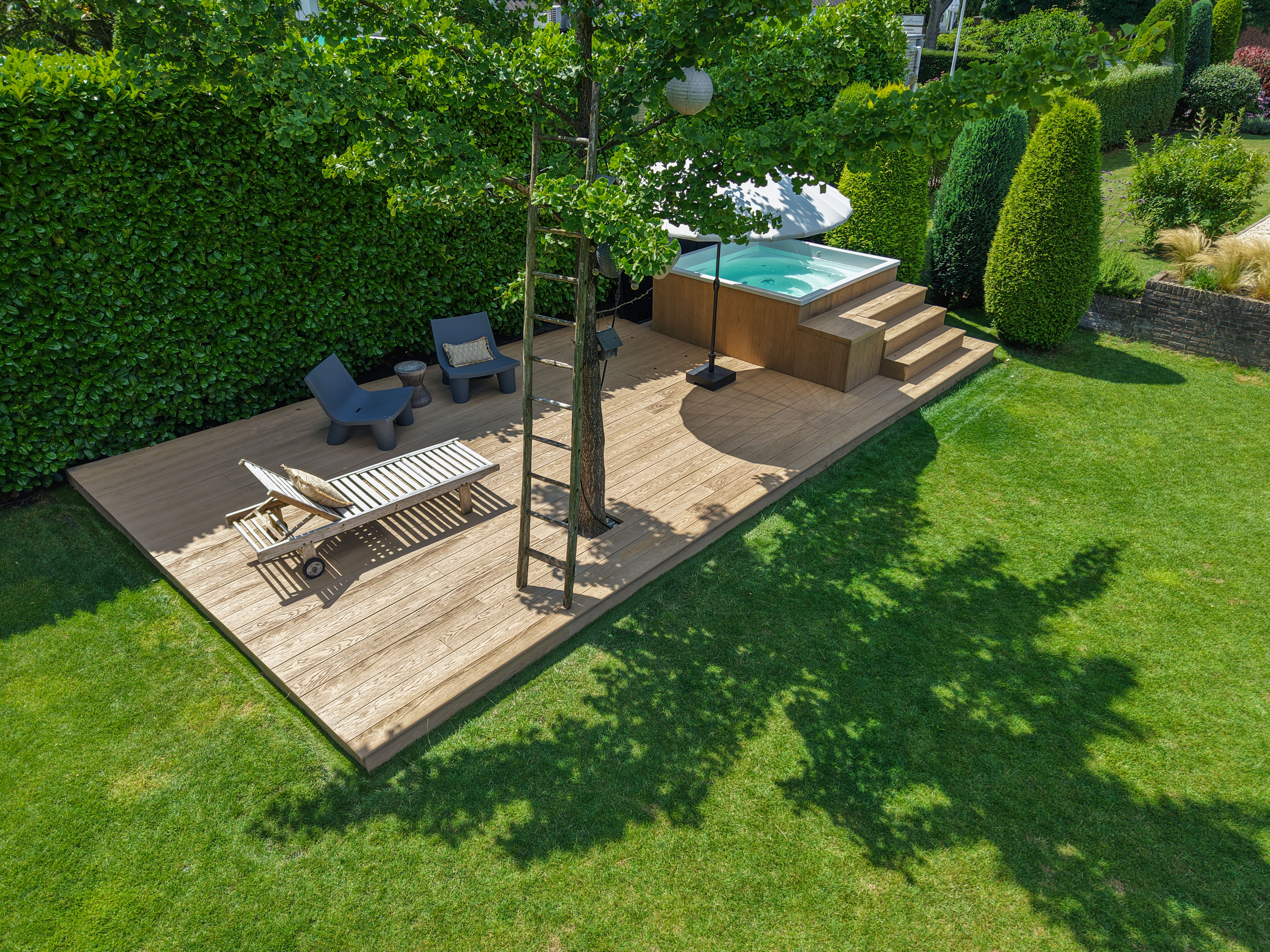 Wellness hoek met buitendouche en natuursteen