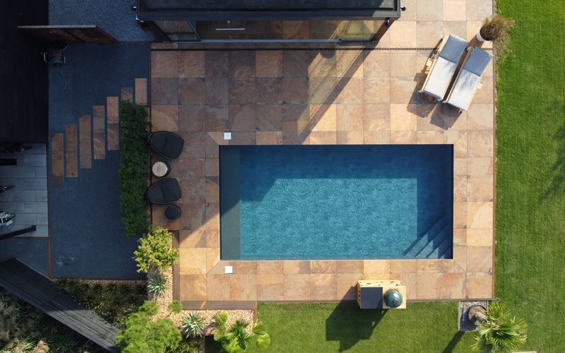 Terrastegels in een luxe tuin