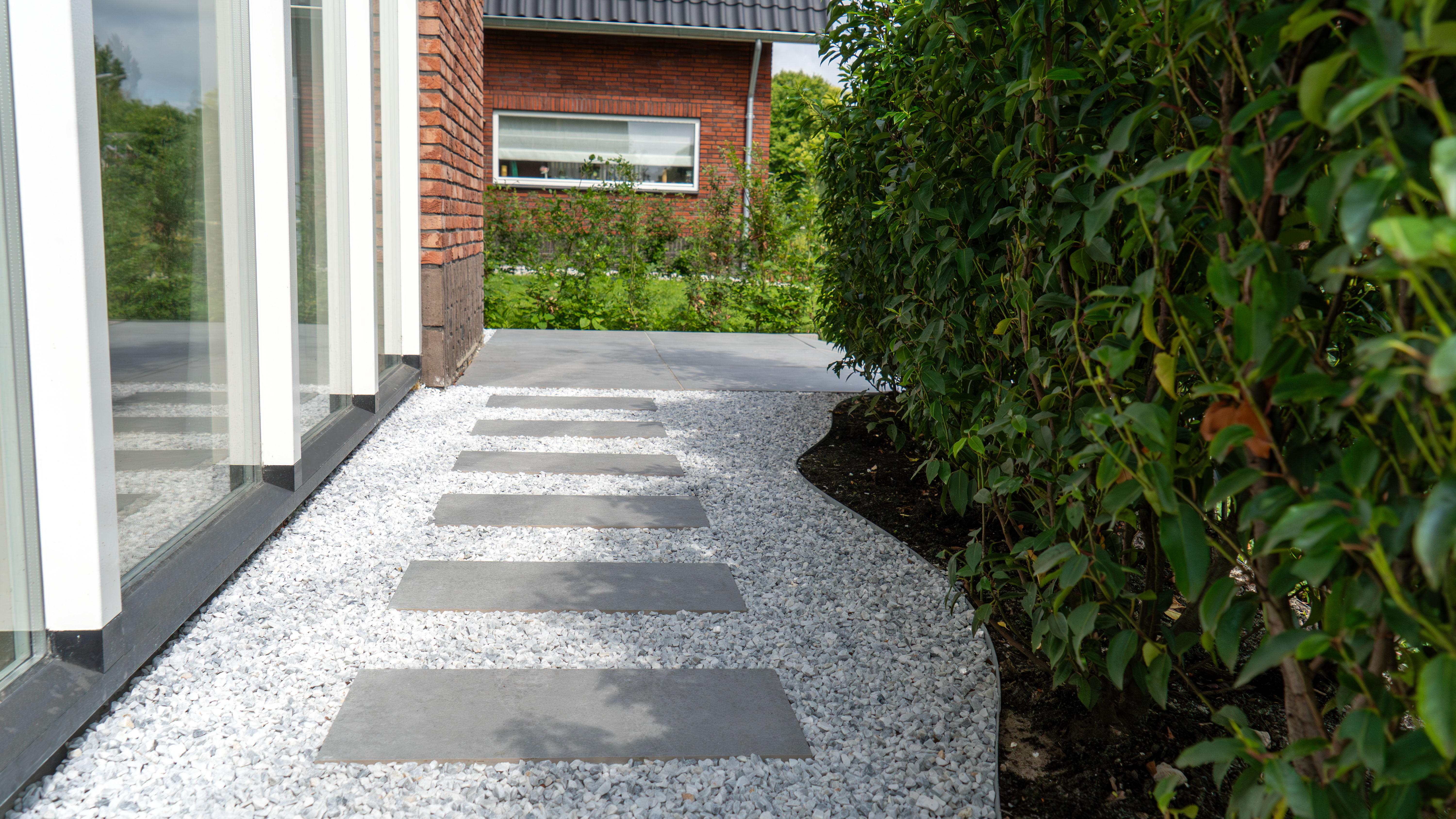Luxe tuin met warme uitstraling en strakke lijnen, aangelegd door Hermenet Hoveniers