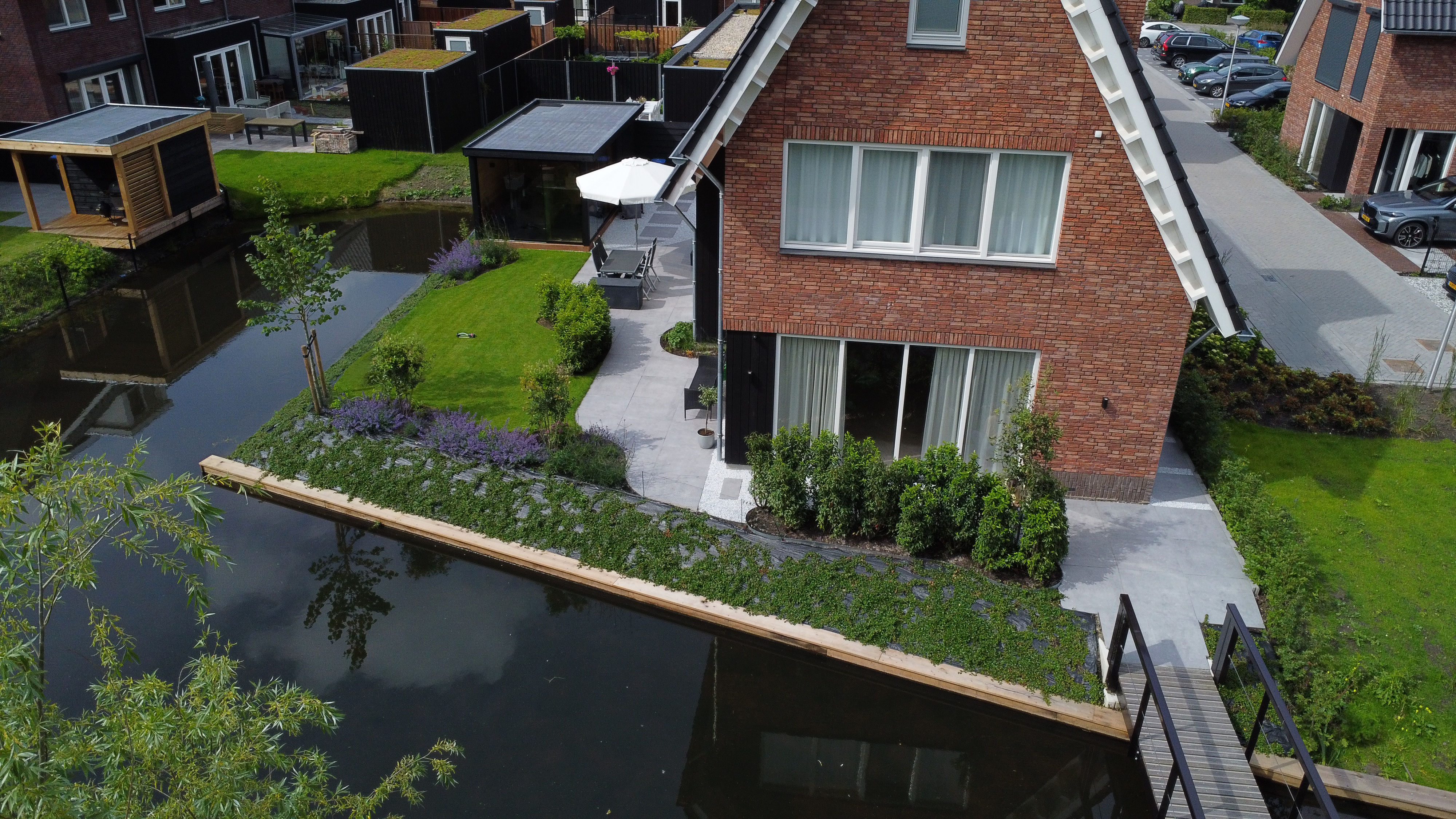 Sfeerbeeld van de tuin met strakke lijnen en warme uitstraling