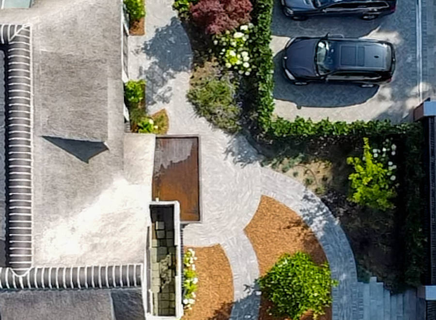 Overzicht van de tuin met bestrating, kleur en beplanting