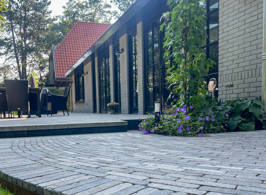 Detail van getrommelde bestrating met klassieke uitstraling