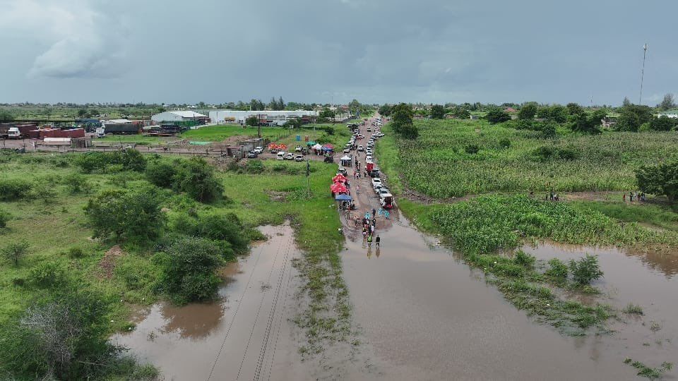 Protesto em Boane: população expulsa líder local em meio às águas devastadoras