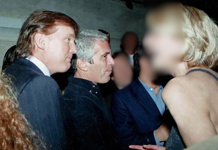 Donald Trump e Jeffrey Epstein em foto histórica durante evento social