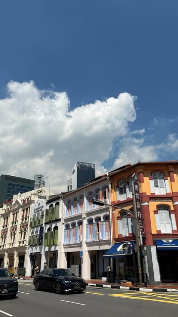 A day in and around Chinatown, Singapore 🇸🇬;
Featured in the video: 
- Buddha Tooth Relic Temple 
- Chinatown Market - Sawasdee for Thai Food 
- Tong Heng for Traditional Cantonese Pastries
- CafeGround @ 252 for the best iced caramel latte 
- Chinatown Hawker Centre for Chicken Rice 
- @employeesonlysg for their Nightly Special Cocktails 
 
#InAJiffyWithT 

#ChinatownSingapore #Singapore