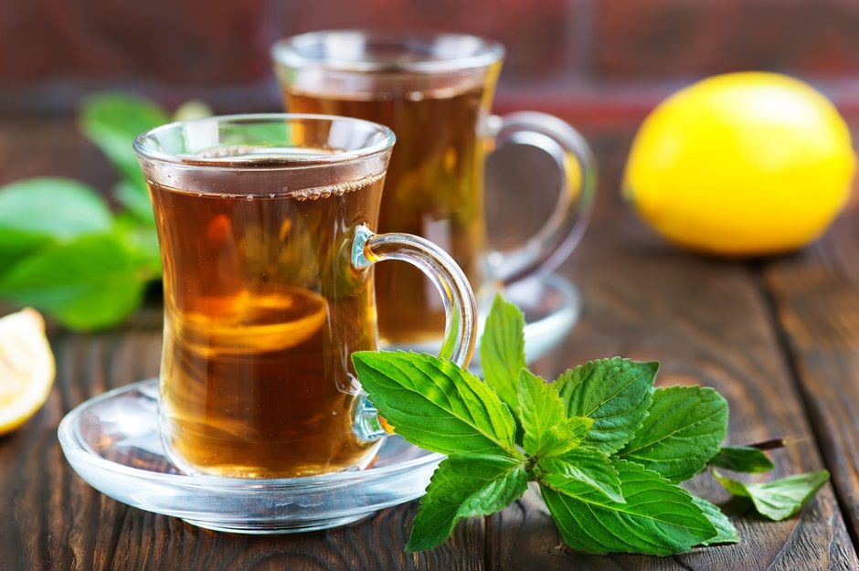 Kış aylarının en güzel içeceği Limonlu Siyah Çay 206 shutterstock 655235557