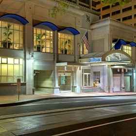 ฮิลตัน พอร์ตแลนด์ 1, โรงแรม & ที่พัก Pioneer Courthouse Square