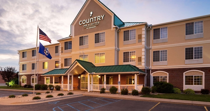 Exterior Country Inn and Suites By Radisson Big Rapids MI