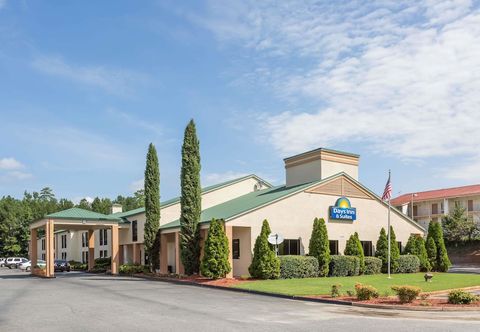 Exterior Days Inn and Suites Norcross Atlanta NE Peachtree Ind Blvd