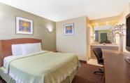 Bedroom 5 Days Inn by Wyndham Elmsford / White Plains