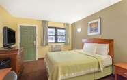 Bedroom 2 Days Inn by Wyndham Elmsford / White Plains