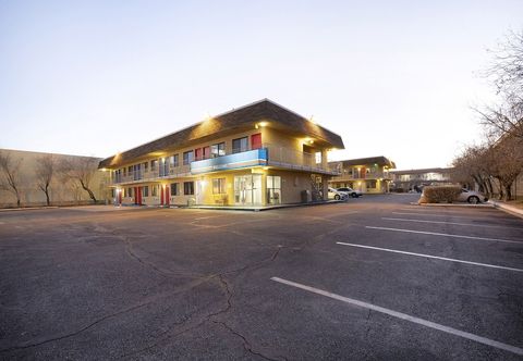 Exterior Clarion Pointe Ridgecrest near China Lake Naval Station