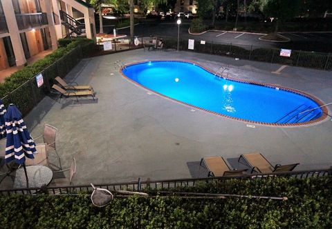 외관 Howard Johnson By Wyndham Greensboro Near The Coliseum