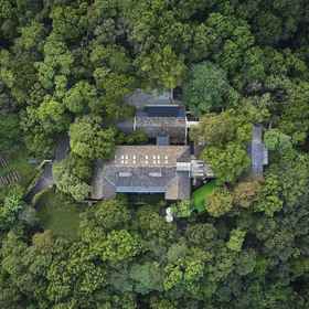 Hotel Main Pic1Yuzhishan · Tiger run 1934 wine,莲庄飯店