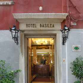 Basilea Venice 1, Hotel Tronchetto Waterbus Stop