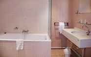 In-room Bathroom 7 IBIS STYLES VIEUX PORT MARSEILLE