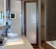 In-room Bathroom 6 HILTON MELBOURNE SOUTH WHARF HOTEL