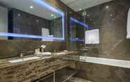 In-room Bathroom 4 HLTN GARDEN INN ATATURK AIRPORT TURKEY