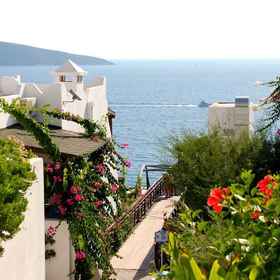 คลับ ฟอร์เอเวอร์ 1, โรงแรม & ที่พัก Torba Beach