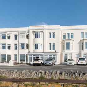 Marina Hotel1 , 飯店Deviock