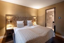 침실 Hypernym Hotel & Suites