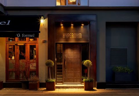외관 Hypernym Hotel & Suites