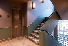 로비 2 Hypernym Hotel & Suites