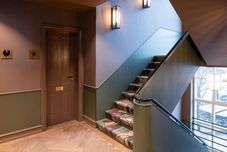 로비 Hypernym Hotel & Suites