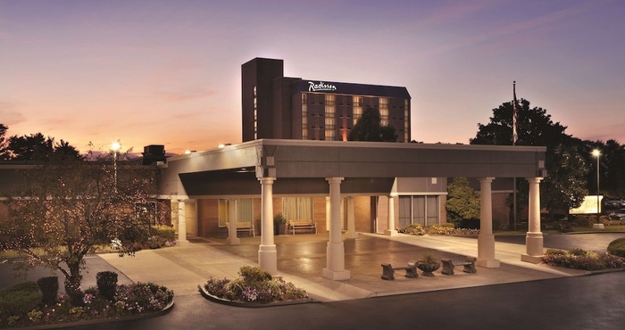 Bangunan Radisson Hotel Louisville North