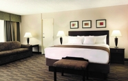 Kamar Tidur 6 Radisson Hotel Louisville North