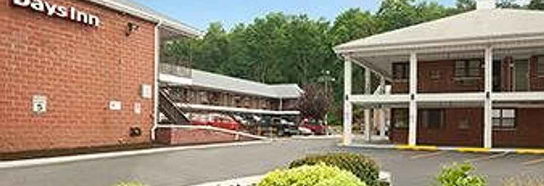 Bên ngoài Days Inn Elmsford