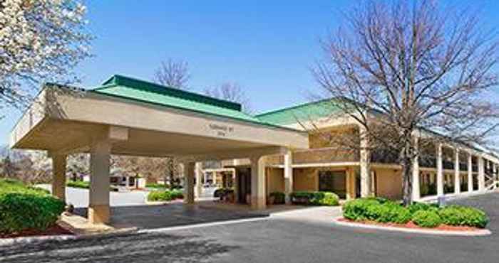 Luar Bangunan HOWARD JOHNSON GREENSBORO/NEAR THE COLISEUM(EX HAMPTON INN GREENSBORO FOUR SEASONS)