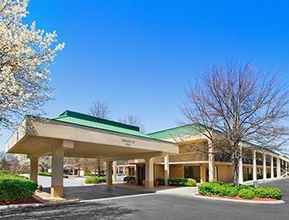 Luar Bangunan HOWARD JOHNSON GREENSBORO/NEAR THE COLISEUM(EX HAMPTON INN GREENSBORO FOUR SEASONS)