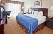 Bedroom 5 Wingate by Wyndham Kansas City Northeast