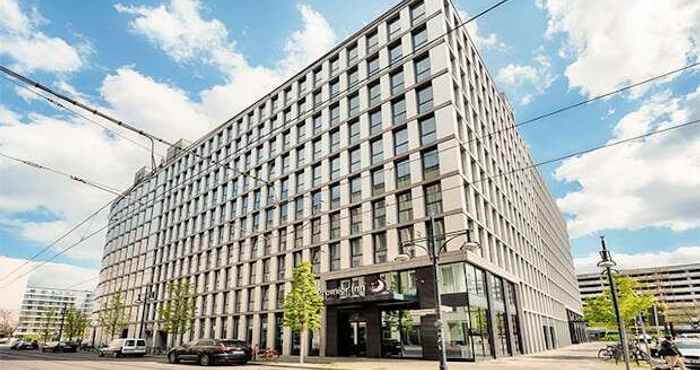 Bangunan Premier Inn Berlin Alexanderplatz.