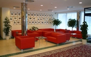 Lobby 2 Ramada Airport Hotel Prague