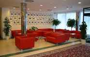 Lobi 2 Ramada Airport Hotel Prague