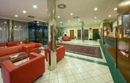 Lobby 6 Ramada Airport Hotel Prague