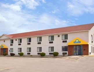 Exterior 2 Econo Lodge Inn & Suites Yankton SD