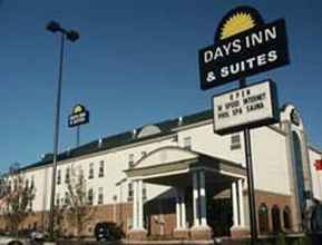 Exterior 4 Days Inn and Suites Murfreesboro