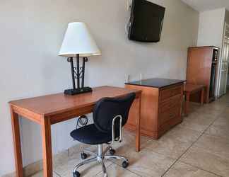 ห้องนอน 2 Days Inn & Suites by Wyndham Orlando East UCF Area