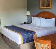 Bedroom 4 Days Inn & Suites by Wyndham Orlando East UCF Area