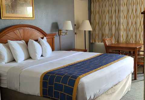 ห้องนอน Days Inn & Suites by Wyndham Orlando East UCF Area