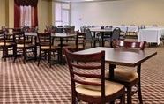 Lobby 5 Days Inn by Wyndham Conneaut