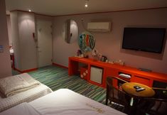침실 2 The Sharp Motel