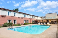 Swimming Pool Days Inn & Suites by Wyndham Branson