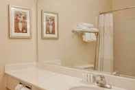 In-room Bathroom Comfort Inn and Suites Liverpool Clay (Ex Wingate by Wyndham)