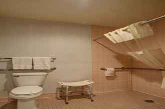 Toilet Kamar 4 Howard Johnson Express Inn Albuquerque