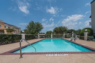 Swimming Pool Super 8 by Wyndham Fort Worth Downtown South