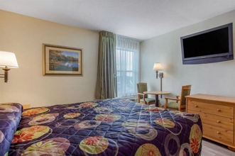 Kamar Tidur 4 Rodeway Inn and Suites At Biltmore Square